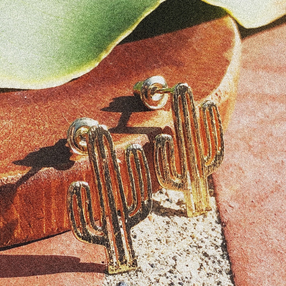 gold tone cactus stud earlings